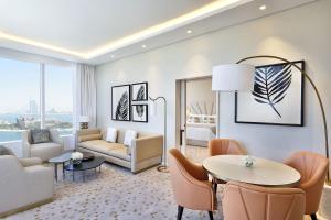 Uma área de estar em The St. Regis Dubai, The Palm