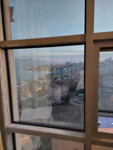 una ventana con vistas a la ciudad en Saranda Boutique Hostel, en Sarandë