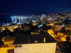 - Vistas a la ciudad por la noche en Saranda Boutique Hostel, en Sarandë