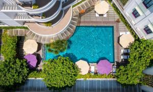 A piscina localizada em ÊMM Hotel Hue ou nos arredores