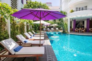 A piscina localizada em ÊMM Hotel Hue ou nos arredores