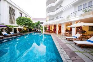 A piscina localizada em ÊMM Hotel Hue ou nos arredores