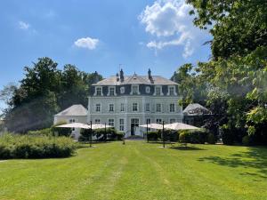 En trädgård utanför Hôtel Château Cléry