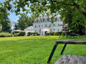 En trädgård utanför Hôtel Château Cléry