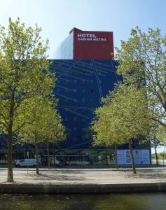 un grande edificio con alberi di fronte di Cabinn Metro a Copenaghen