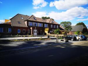 ein Haus mit einem davor geparkt in der Unterkunft Gästehaus Maria Rast in Suderburg