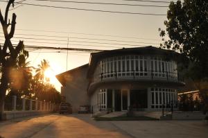 uma casa com o pôr do sol à sua frente em Khaoyai Terrazzo em Mu Si