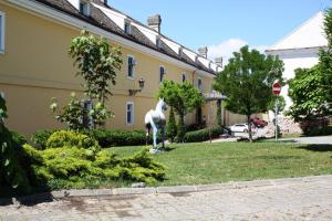 posąg konia na podwórku domu w obiekcie Hotel Leopold I w Nowym Sadzie