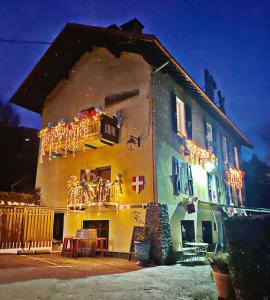 Una casa con le luci di Natale sul lato. di Hôtel Restaurant "La Petite Auberge" a Bourg-Saint-Maurice