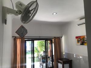 Camera con ventilatore appeso a un soffitto di Tudes Homestay ad Amed