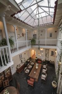 vistas panorámicas a una habitación grande con mesa y sillas en Casa Cavassa Centro Histórico Cusco, en Cusco