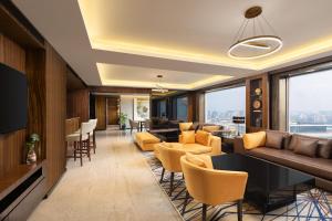 Гостиная зона в Courtyard by Marriott Mumbai International Airport