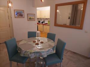 uma mesa de jantar com cadeiras azuis e um espelho em Central apartment in Arrecife - 1 or 2 bedrooms em Arrecife