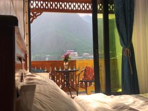 - une chambre avec vue sur un balcon doté d'une table dans l'établissement Fiten house, à Kazbegi