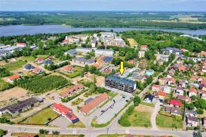 una vista aérea de una ciudad con una flecha amarilla apuntando a un edificio en Apartament 32 NOWA WIEJSKA Olecko Mazury Garbate, en Olecko