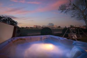 een jacuzzi in een tuin bij zonsondergang bij Adobe Hacienda- Dreamcatcher Suite apts in Sedona