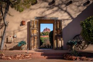 een open deur naar een gebouw met uitzicht op een kasteel bij Adobe Hacienda- Dreamcatcher Suite apts in Sedona