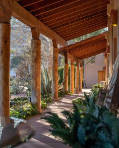 een houten pergola op een gebouw met planten bij Adobe Hacienda- Dreamcatcher Suite apts in Sedona