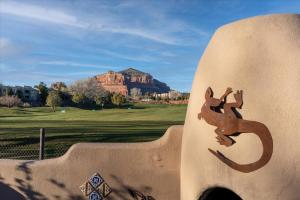 een sculptuur van een surfplank met een slang erop bij Adobe Hacienda- Dreamcatcher Suite apts in Sedona