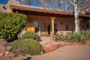 een huis in de woestijn met een veranda bij Adobe Hacienda- Dreamcatcher Suite apts in Sedona