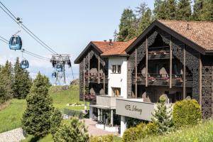 un edificio con cenador y remonte en Hotel Schmung, en Alpe di Siusi