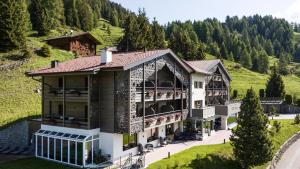 una vista aérea de un edificio con una montaña en Hotel Schmung, en Alpe di Siusi