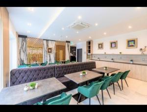 מטבח או מטבחון ב-Hotel Business Bay das ehemalige Staycation Hotel