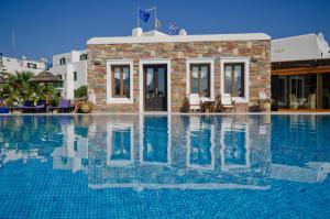 Poolen vid eller i närheten av Naxos Resort Beach Hotel