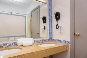 Kylpyhuone majoituspaikassa B&B HOTEL Sado Setúbal