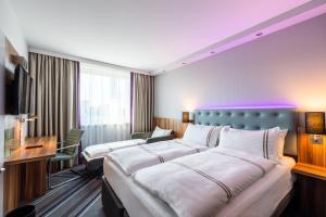 Rúm í herbergi á Premier Inn Nürnberg City Centre