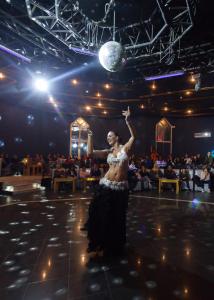 uma mulher a dançar num palco em frente a uma multidão em Djerba Holiday Beach em Midoun