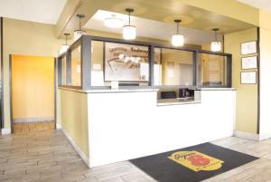 Una cocina o cocineta en Super 8 by Wyndham Indianapolis South