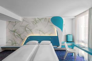 um quarto para crianças com uma cama e uma parede em Prize by Radisson, Hamburg St Pauli em Hamburgo