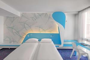 um quarto para crianças com uma cama e um mural em Prize by Radisson, Hamburg St Pauli em Hamburgo