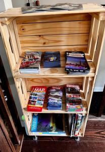 een houten boekenkast met boeken erop bij Home in Downtown in Toronto