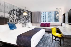 een hotelkamer met een groot bed en een bank bij W Chicago - Lakeshore in Chicago