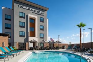 un hotel con piscina di fronte a un edificio di TownePlace Suites by Marriott Las Vegas North I-15 a Las Vegas