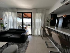 Un lugar para sentarse en Increíble apartamento en barrio cerrado con salida al río !