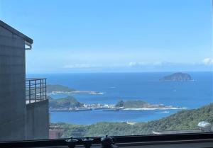 uma vista para o oceano a partir de um edifício em 95 Pavilion em Jiufen