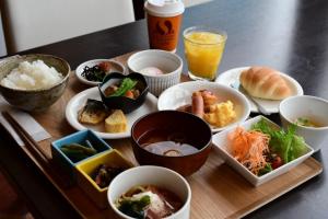 - un plateau de plats variés sur une table dans l'établissement Daiwa Roynet Hotel Koriyama Ekimae, à Koriyama