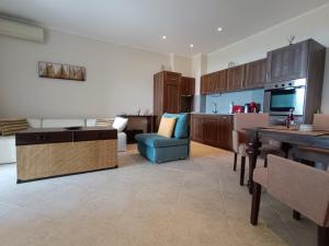 A kitchen or kitchenette at Thracian cliffs Апартамент Голф холидей