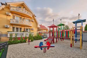 un parque infantil frente a un edificio en Tokajer Wellness Panzió, en Keszthely