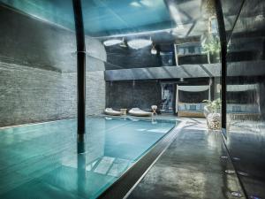 Piscina a Firefly Luxury Suites o a prop