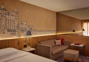 Habitación de hotel con cama y sofá en Hyatt Place Jaipur Malviya Nagar, en Jaipur