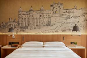 1 dormitorio con un dibujo de un castillo en la pared en Hyatt Place Jaipur Malviya Nagar, en Jaipur