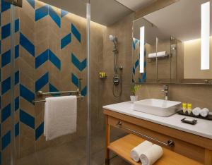 y baño con lavabo y ducha. en Hyatt Place Jaipur Malviya Nagar, en Jaipur