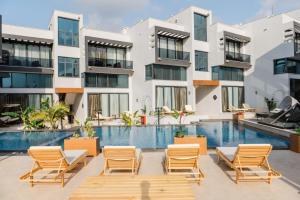 une image d'un hôtel avec des chaises et une piscine dans l'établissement Del Mare Park, à Kyrenia