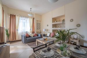 Кът за сядане в HiGuests - Cheerful Apt With Stunning Views in Port Saeed