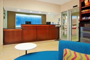 Vestibiulis arba registratūra apgyvendinimo įstaigoje Fairfield Inn & Suites Colorado Springs South