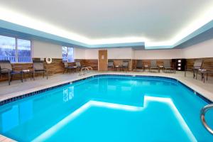 Baseinas apgyvendinimo įstaigoje Fairfield Inn & Suites Colorado Springs South arba netoliese